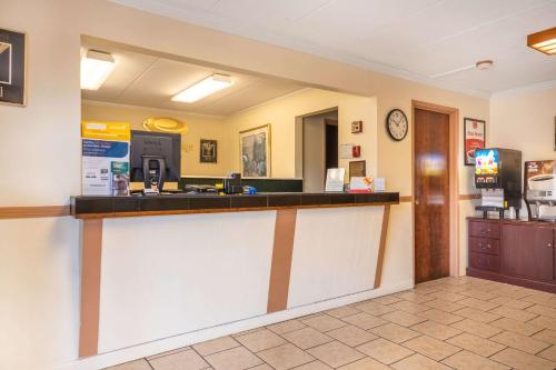 
The lobby or reception area at Econo Lodge Inn & Suites Windsor
