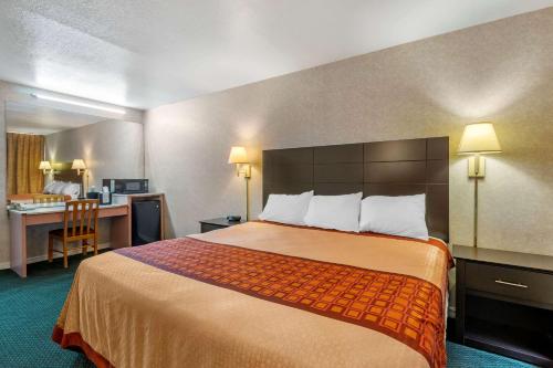 Tempat tidur dalam kamar di Rodeway Inn Clearwater-Largo