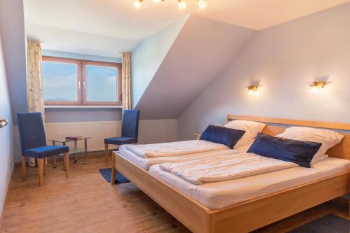 Ένα ή περισσότερα κρεβάτια σε δωμάτιο στο Haus Irene mit Balkon