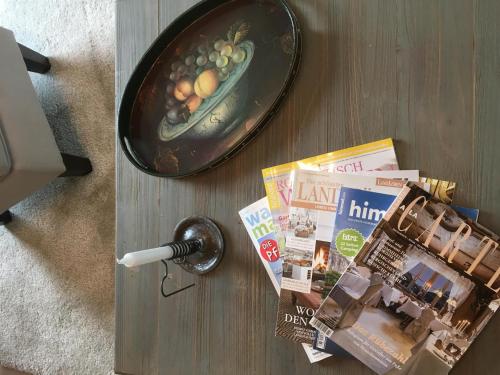 a door with a plate of fruit and a magazine at Ferienwohnung Jacobshof in Oberstedem