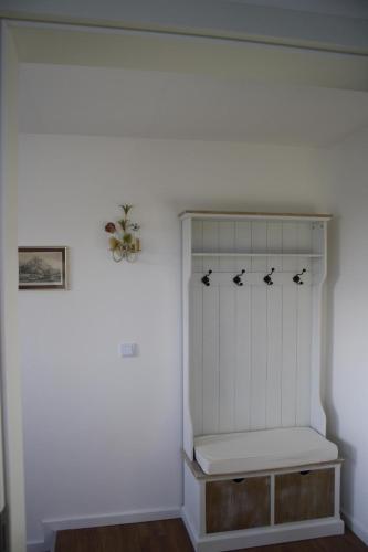 a room with a white closet with birds on it at Ferienwohnung Jacobshof in Oberstedem