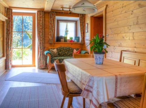 sala de estar con mesa y sofá en Ferienwohnung Hallweger, en Ruhpolding