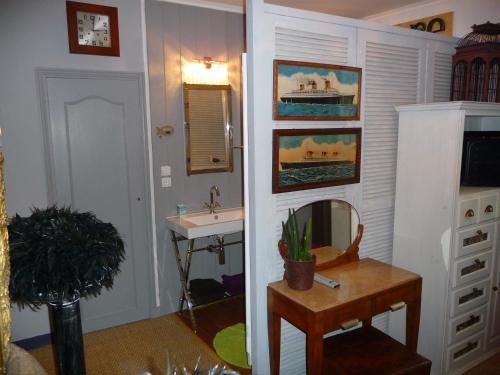 W łazience znajduje się umywalka i lustro. w obiekcie Escale de Loire w mieście Chouzé-sur-Loire