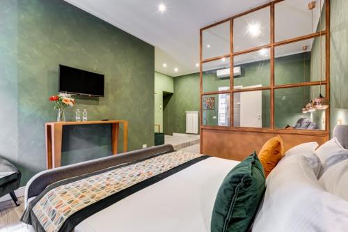Un dormitorio con una cama grande y un televisor de pantalla plana. en Ripetta Luxurious Suites, en Roma