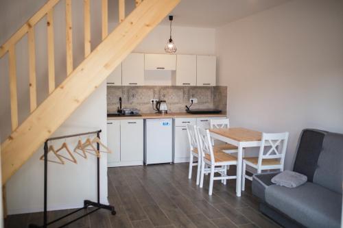 cocina y comedor con mesa y sofá en Apartamenty Pasternik 7, en Suchedniów