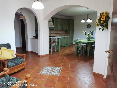 een keuken en een woonkamer met een tafel en stoelen bij Sole e Luna Capo Vaticano in Ricadi