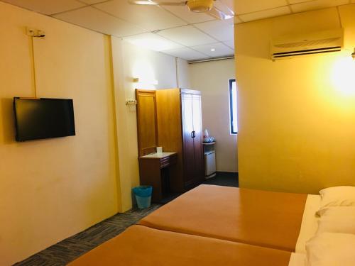 Televisyen dan/atau pusat hiburan di Coastal Park Hotel