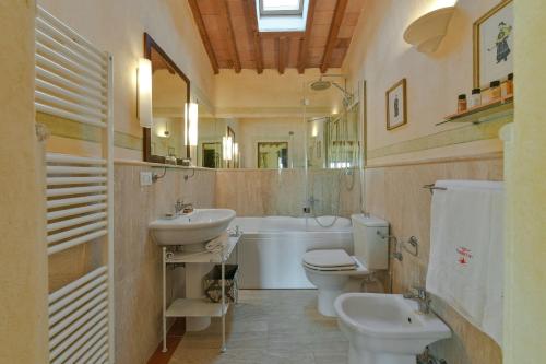 Un baño con lavabo, inodoro y bañera. en La Marrana - Castello del Terriccio, en Castellina Marittima