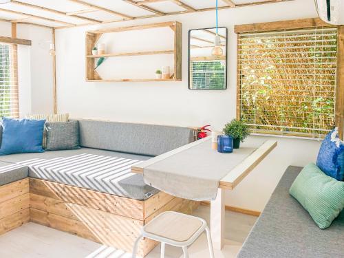 d'une terrasse avec un banc et une table. dans l'établissement STOERbuiten lodge Les Charmes, à Pech Sec