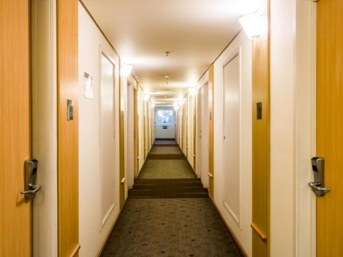 a long corridor of corridors in an office building at ibis Jaboticabal in Jaboticabal