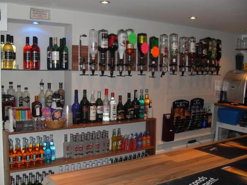 eine Bar mit vielen Alkoholflaschen an der Wand in der Unterkunft Beeches Hotel in Blackpool