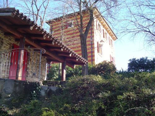 a brick building with a red at Agriturismo Antica Dimora Del Turco in Sona