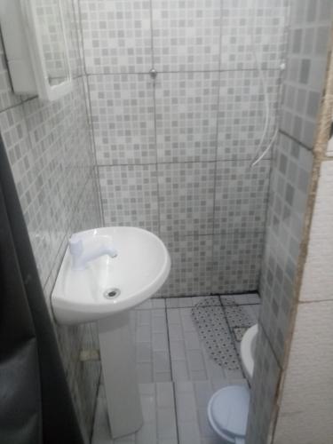 une salle de bain avec un lavabo et des toilettes dans l'établissement kitnet Maysa em Benfica RJ, à Rio de Janeiro