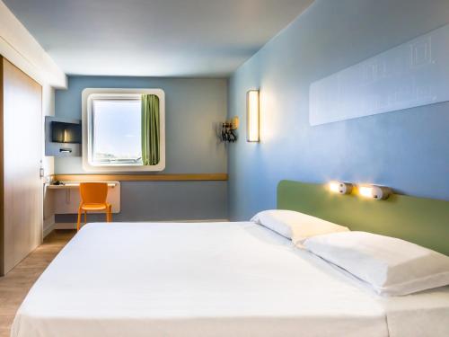 Ένα ή περισσότερα κρεβάτια σε δωμάτιο στο ibis budget Sertaozinho