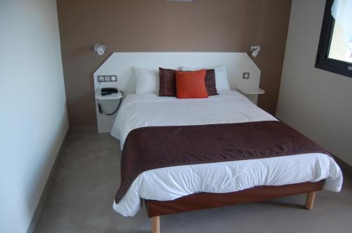 Ένα ή περισσότερα κρεβάτια σε δωμάτιο στο Hôtel L'Escale Périgueux Notre Dame