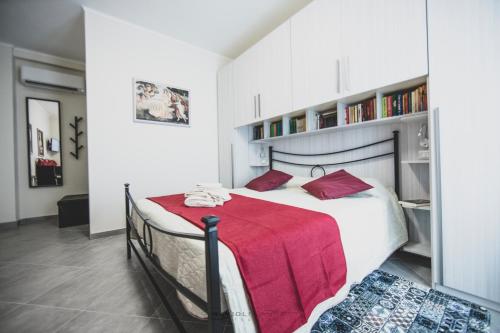 A bed or beds in a room at ART & BOOKS bed and breakfast