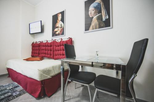 A seating area at ART & BOOKS bed and breakfast