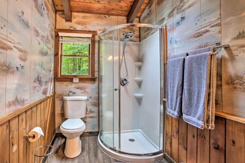 Un baño con ducha y WC. en Pocono Log Cabin Fireplace, Fire Pits and Amenities, en Pocono Lake