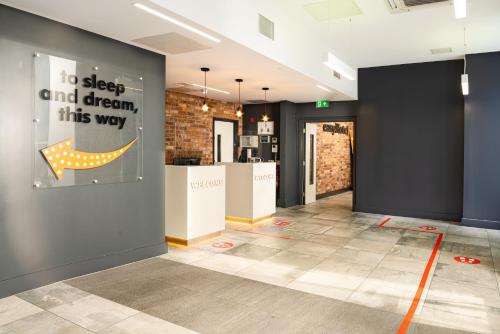 Pokój ze ścianą z napisem w obiekcie easyHotel Ipswich w mieście Ipswich