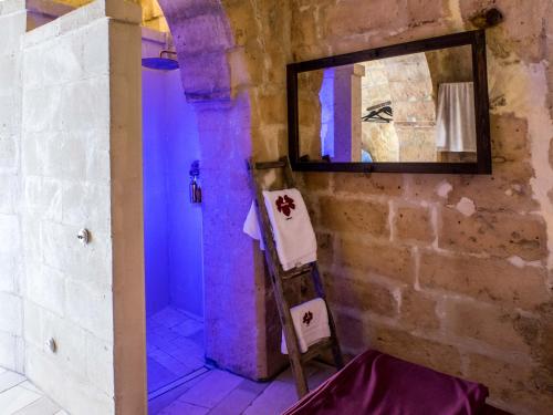 a room with a mirror and a painting on a ladder at ENOTRIO Barisano in Matera