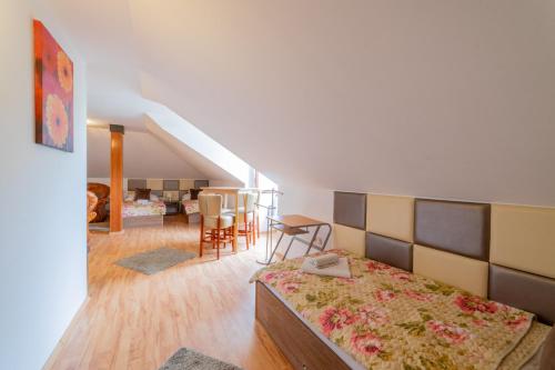 ブダペストにあるル ロゼ ホテルのベッドルーム1室(ベッド1台付)、階段のあるベッドルーム1室が備わります。