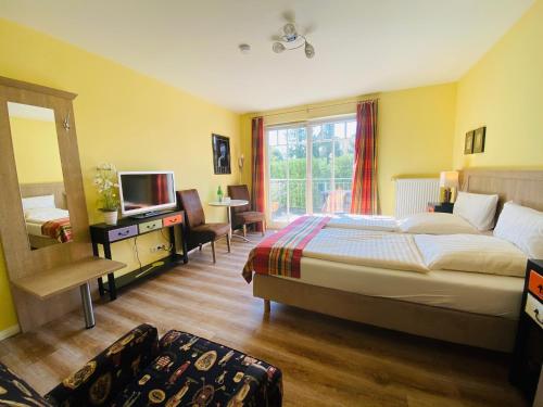 een hotelkamer met een bed en een televisie bij Landhaus Hammoor in Hammoor