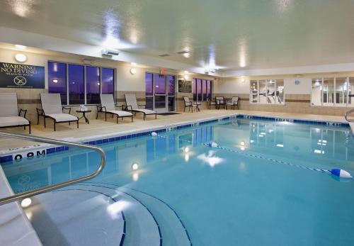 Bazén v ubytování Holiday Inn Express Hotel & Suites Portland, an IHG Hotel nebo v jeho okolí