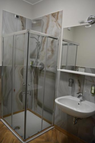 W łazience znajduje się prysznic i umywalka. w obiekcie Master Hotel w mieście Castelvetro Piacentino