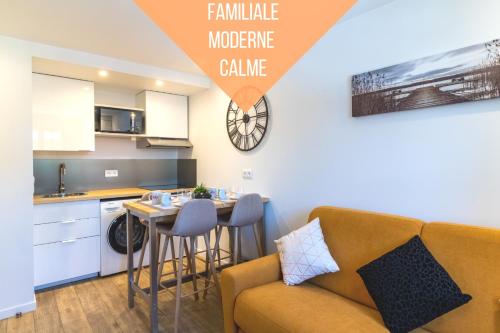 cocina y sala de estar con sofá y mesa en Self Checkin Automatique - 9 min Disney - LE MINNIE - COSYRENTING, en Villeneuve-le-Comte