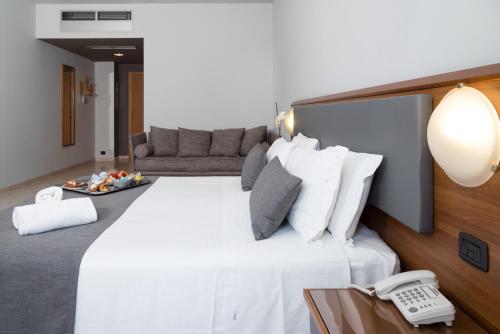 sypialnia z dużym białym łóżkiem i telefonem w obiekcie Blu Hotel - Sure Hotel Collection by Best Western w mieście Collegno