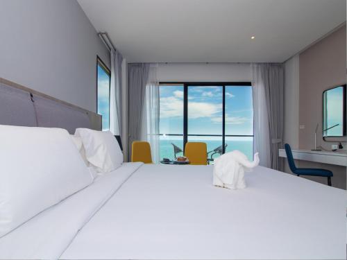 Una cama o camas en una habitación de Fortune Saeng Chan Beach Hotel Rayong - SHA Plus