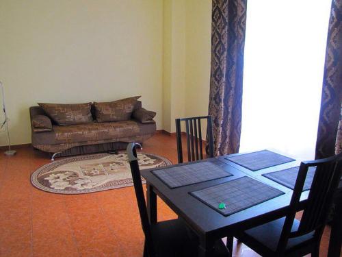 ein Wohnzimmer mit einem Tisch und einem Sofa in der Unterkunft Перлина in Morschyn