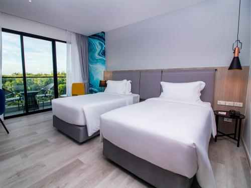 Una cama o camas en una habitación de Fortune Saeng Chan Beach Hotel Rayong - SHA Plus