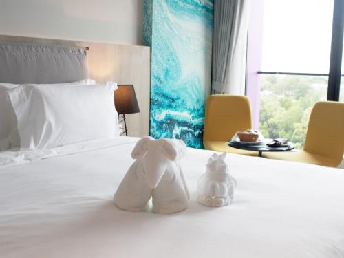 Una cama o camas en una habitación de Fortune Saeng Chan Beach Hotel Rayong - SHA Plus
