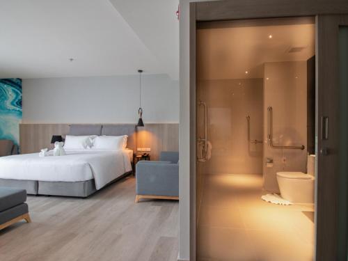 Una cama o camas en una habitación de Fortune Saeng Chan Beach Hotel Rayong - SHA Plus