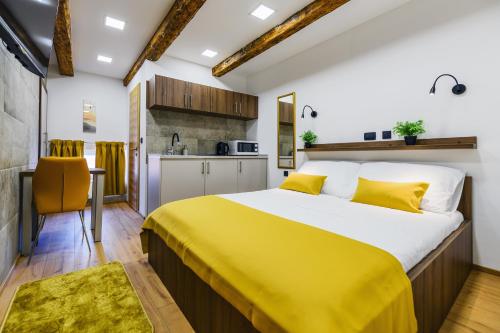 um quarto com uma cama grande e uma cozinha em Urban Apartments with sauna em Zadar