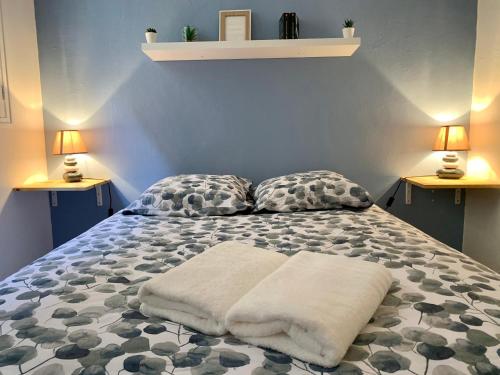 Appartements Voltaire - Carcassonne Centreにあるベッド