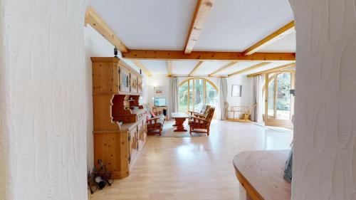 Il comprend un grand salon doté de parquet et de plafonds en bois. dans l'établissement Suot Larsch, à Celerina