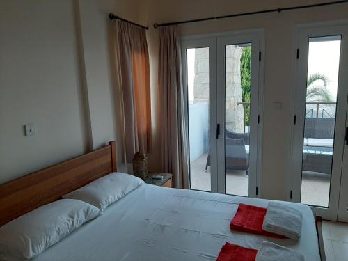 Ein Bett oder Betten in einem Zimmer der Unterkunft Drouseia Villa