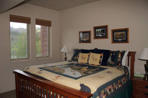 1 dormitorio con 1 cama grande y ventana en Crestview Large 2BR/2.5BA with loft, en Park City