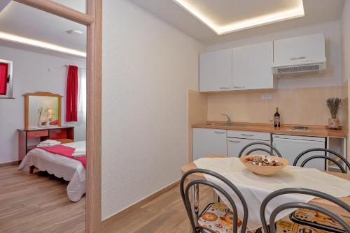 Dapur atau dapur kecil di Apartmani Putnik