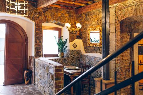 eine Treppe in einem Zimmer mit einer Steinmauer in der Unterkunft AQUILA D'ORO TRIESTE in Triest