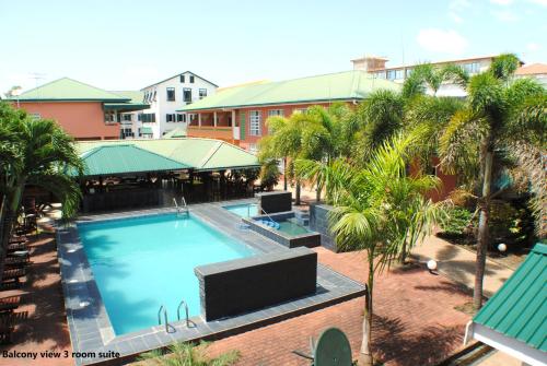 an overhead view of a swimming pool with palm trees at Joah Inn Appartementen in Paramaribo