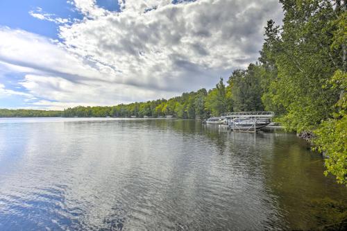 Gallery image of Lakefront Family Escape with Views, Dock, and Kayaks! in Hayward