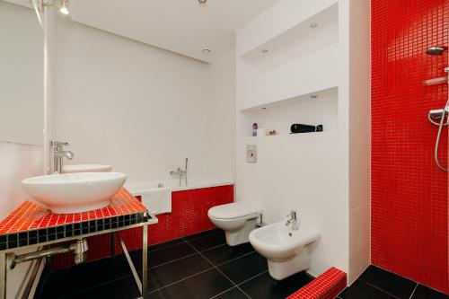łazienka z 2 toaletami i umywalką w obiekcie ShortStayPoland Jana Pawła (B11) w Warszawie