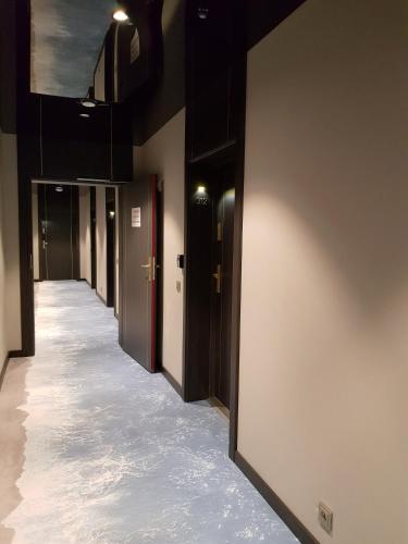 a hallway with black doors and snow on the floor at Albus 312 in Świnoujście