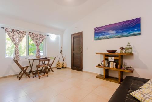 a living room with a table and a dining room at Villas Picalu Lodge in Puerto Aventuras
