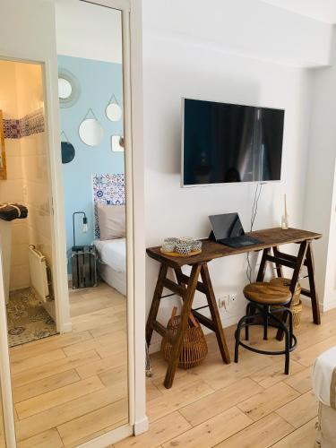 Μια τηλεόραση ή/και κέντρο ψυχαγωγίας στο Bed and Breakfast Luxe La Défense U-Arena