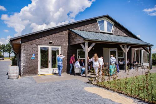 Un grupo de personas paradas afuera de un edificio en Buitengewoon Overnachten, en Terheijden
