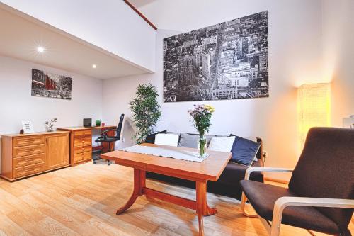 羅茲的住宿－deLux3，客厅配有桌子和沙发